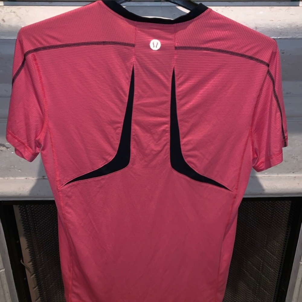 Lulu lemon Vneck sz M